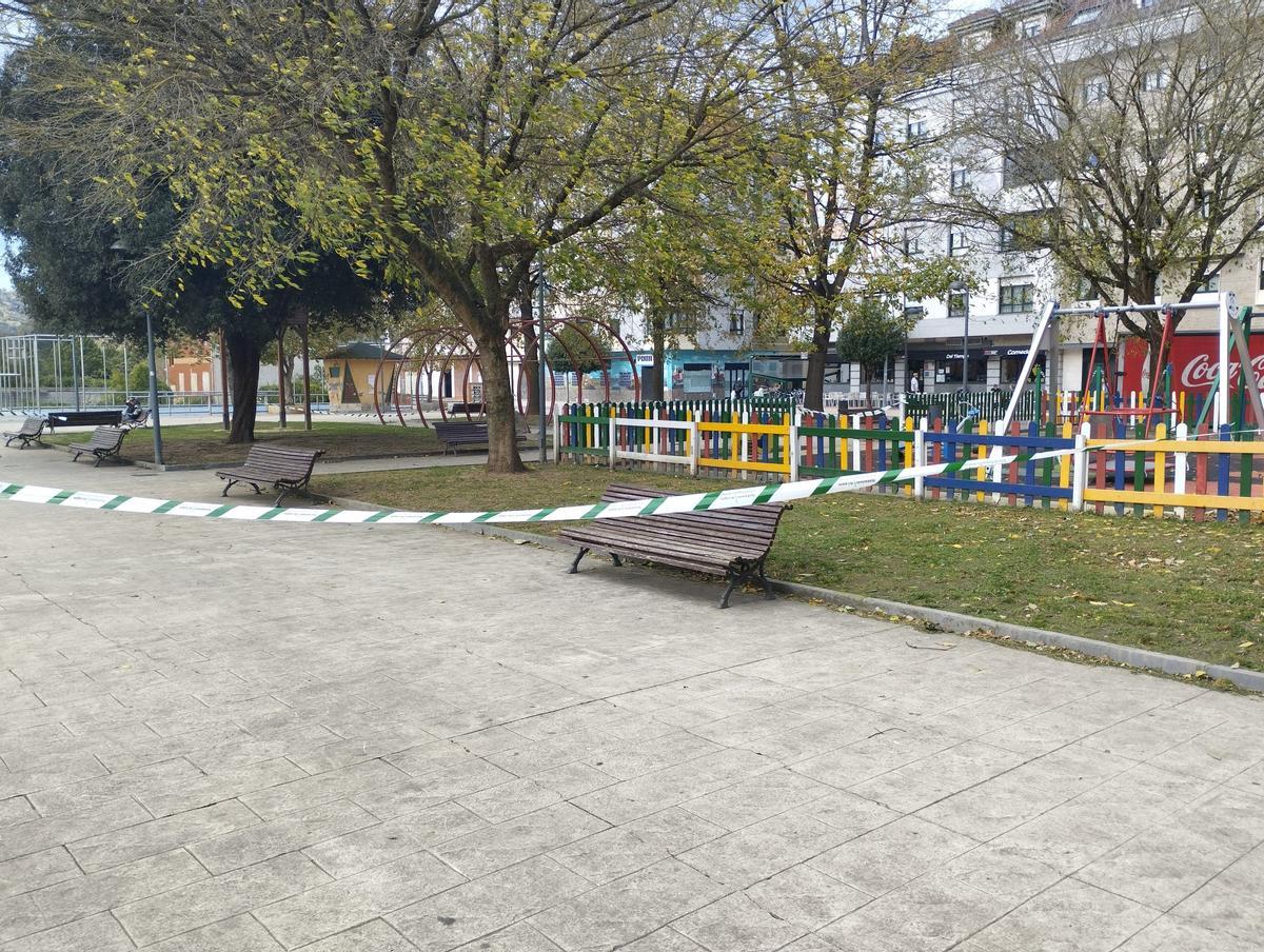 El parque Pinín, en Langreo,  cerrado por el viento.