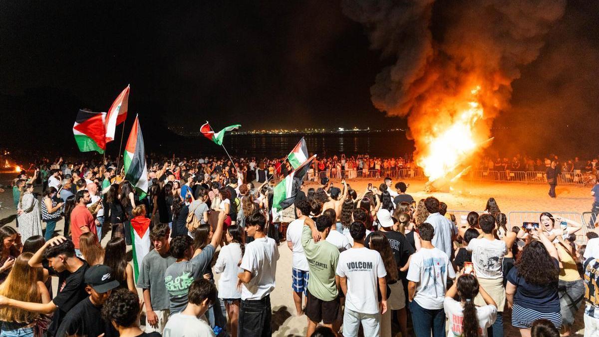 Momento de la quema de la falla de Trump y Netanyahu en la playa de Bastiagueiro.