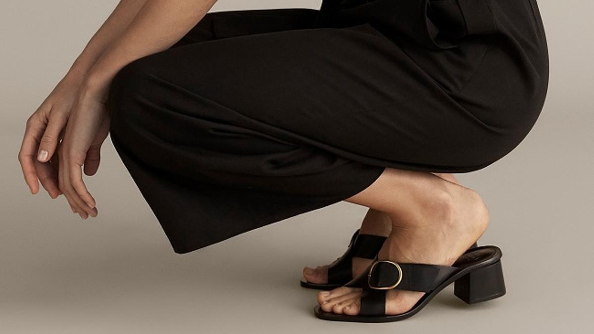 Estas sandalias de tiras con hebilla y otros zapatos indispensables de Massimo Dutti están de rebajas
