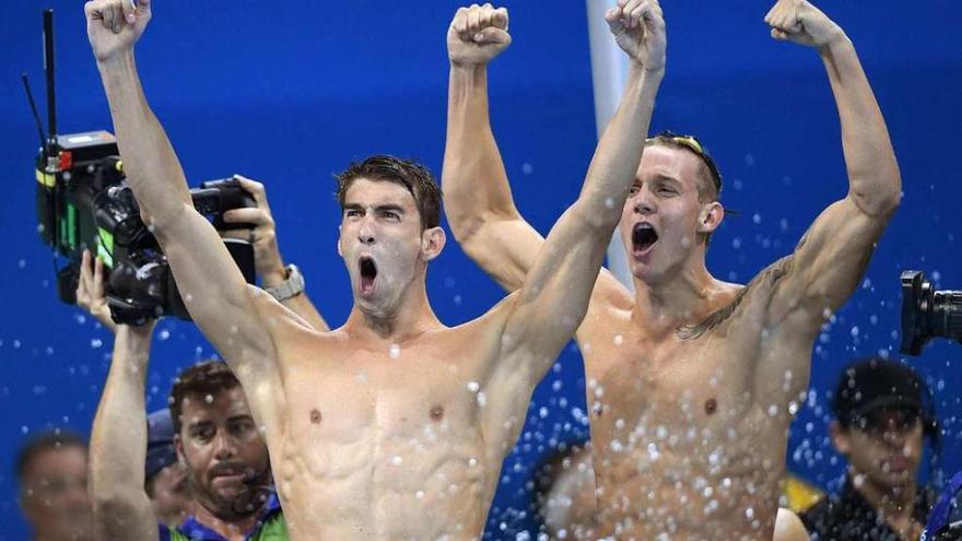 Phelps festeja la victoria del equipo americano tras la última posta. // Efe