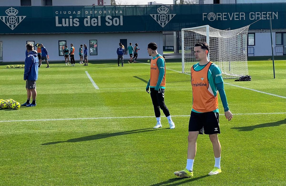 Álvaro Fidalgo y Antony, durante el entrenamiento del Betis de este jueves en la CD Luis del Sol