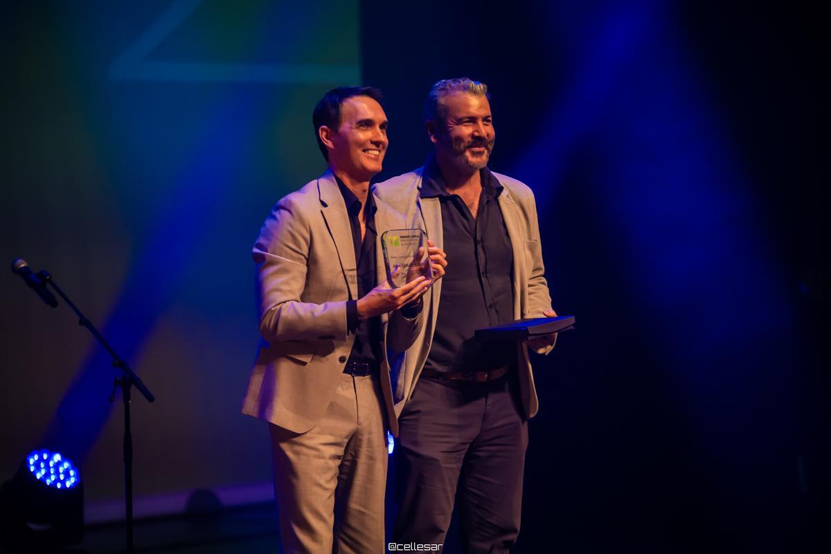 Juan Carlos Rubio recibe el premio de José Lucas Chávez, de la SGAE.