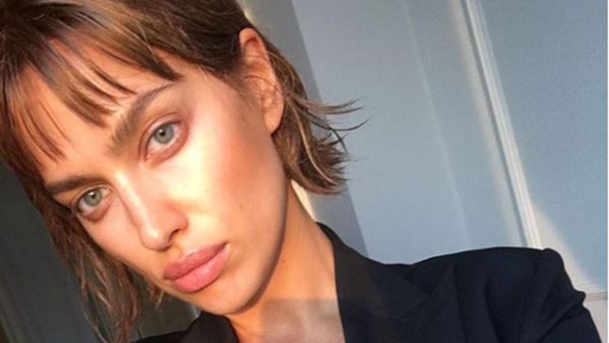 Irina Shayk posando de manera sensual en su cuenta de Instagram