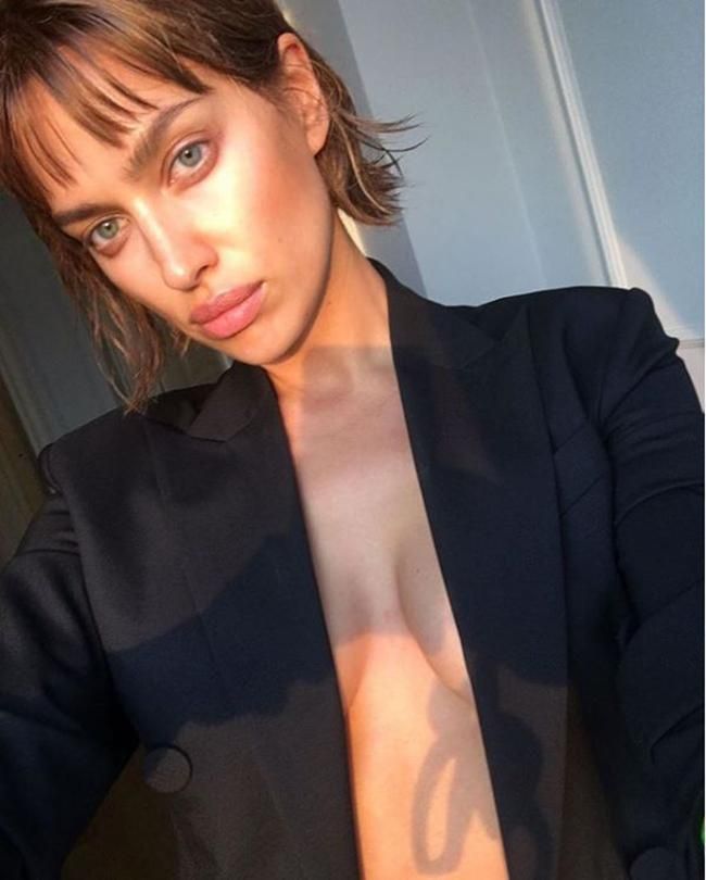 Irina Shayk posando de manera sensual en su cuenta de Instagram