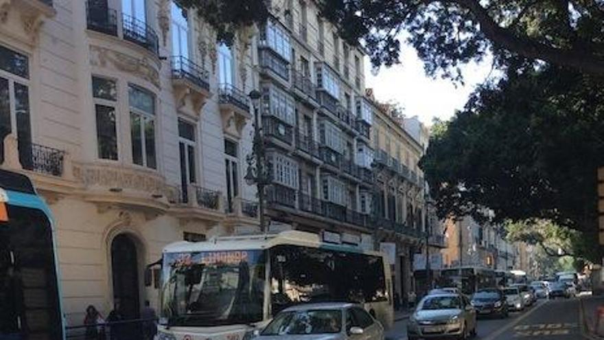 El único carril en dirección a La Malagueta en la Alameda está saturado de coches que no optan por el desvío del litoral.