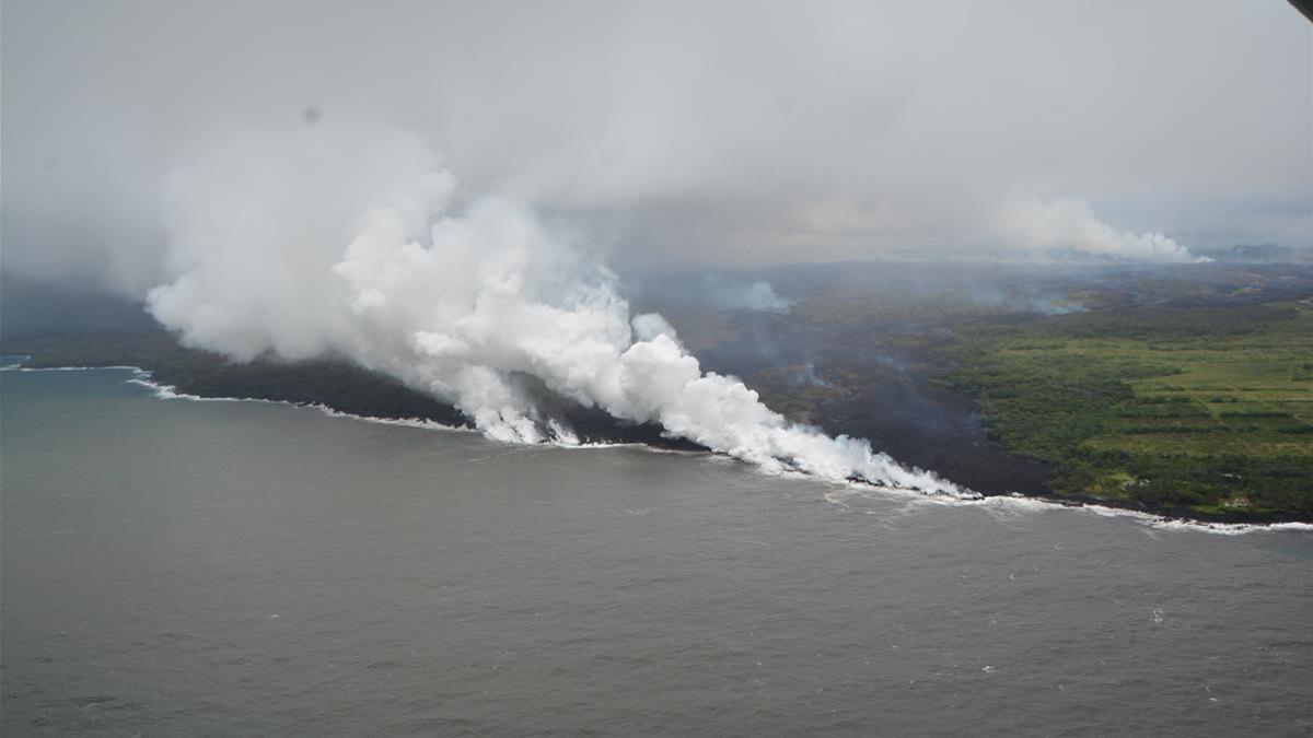 Vista aérea de la costa de Pahoa, tapadas en parte por unas nubes tóxicas