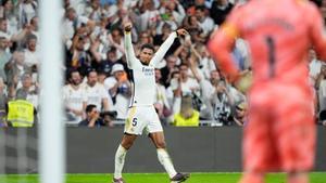 Jude Bellingham celebra su gol ante el Barça con la afición del Real Madrid