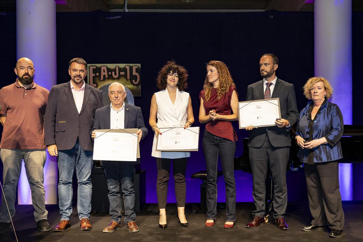 El regidor de Comunicació, Xavier Pérez, junt a David Chordà i Ximo Noguera, arreplegaren la distinció.