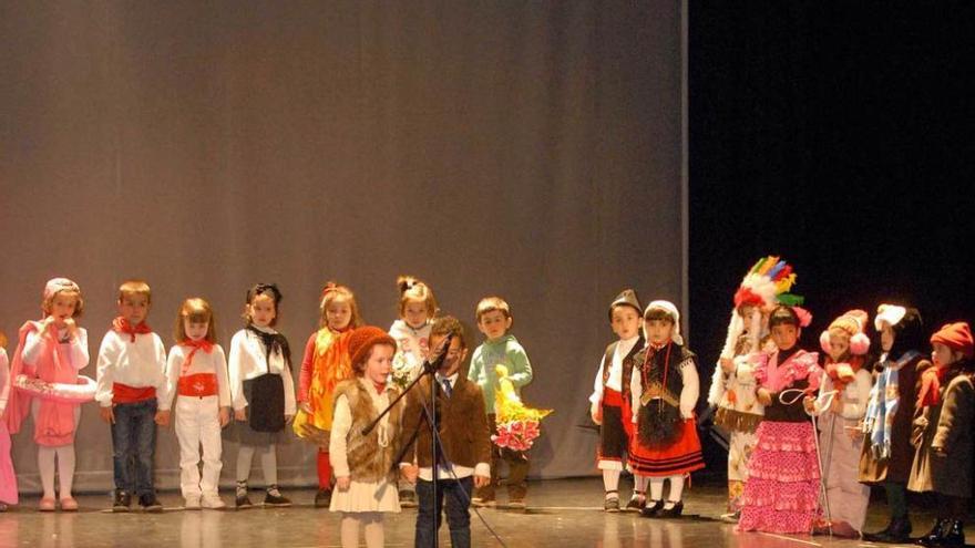 Alumnos de un colegio de Lena, en una representación teatral.