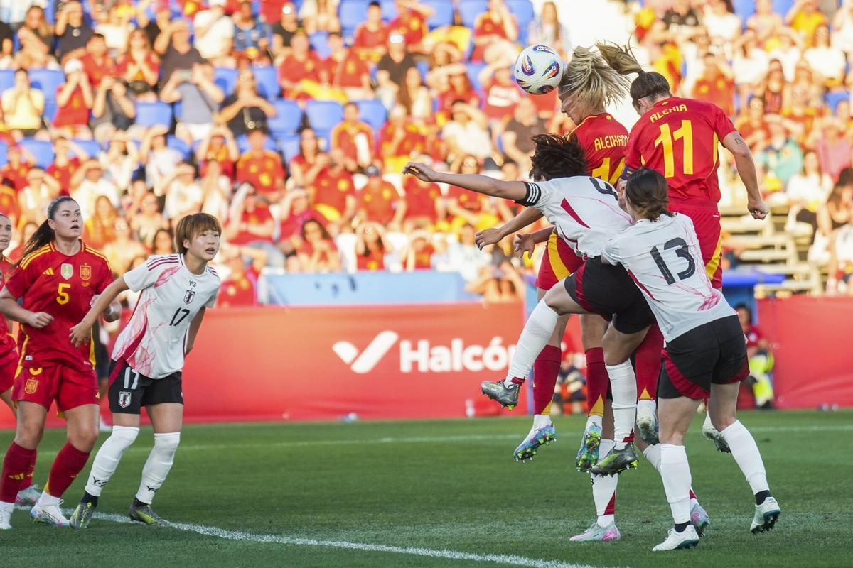 Laia Aleixandri y Alexia Putellas intentan rematar ante las defensoras de Japón en el amistoso jugado entre ambas selecciones en Leganés