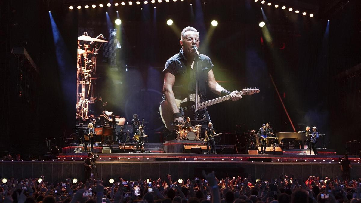 La silueta de Bruce es alargada: The Boss en un concierto el año pasdo en Barcelona.