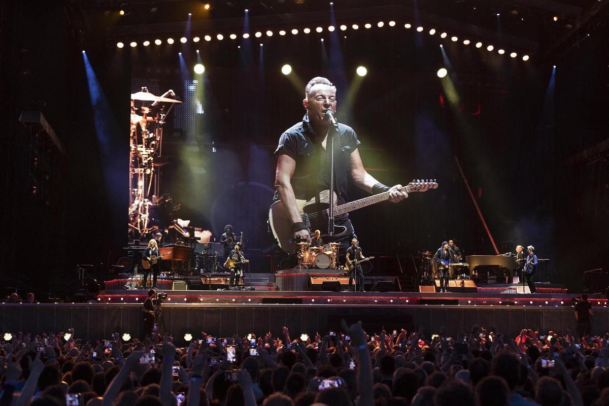 La silueta de Bruce es alargada: The Boss en un concierto el año pasdo en Barcelona.