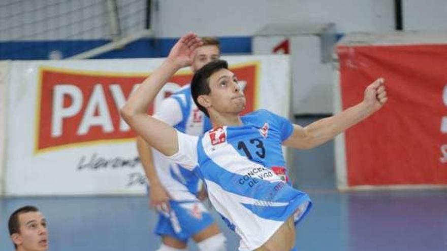 Un instante de un partido en Coia del Club Vigo Voleibol0. // R. Grobas