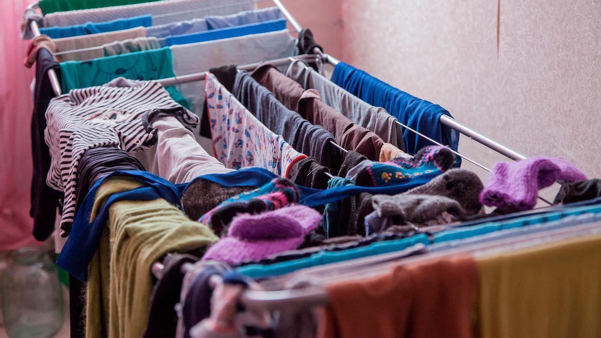 El truco para tender y secar la ropa en una casa pequeña sin balcón en invierno