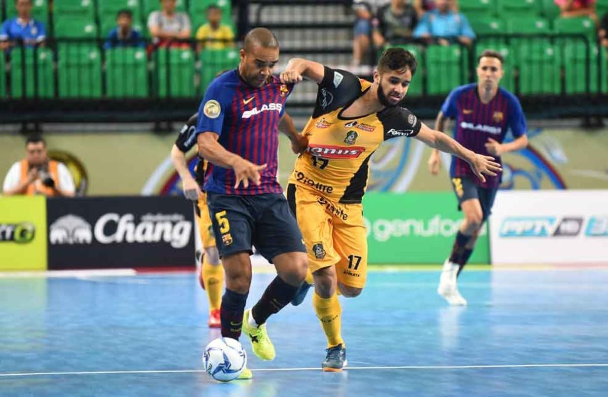 Dura lucha por la pelota entre Leo Santana y Leandro Lino