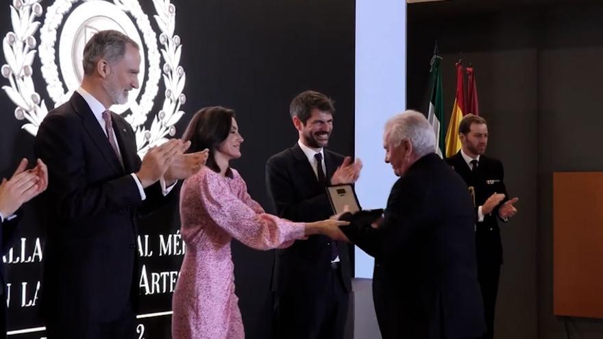 El emotivo gesto de doña Letizia al entregar a Victor Manuel la Medalla de Oro al Mérito en las Bellas Artes