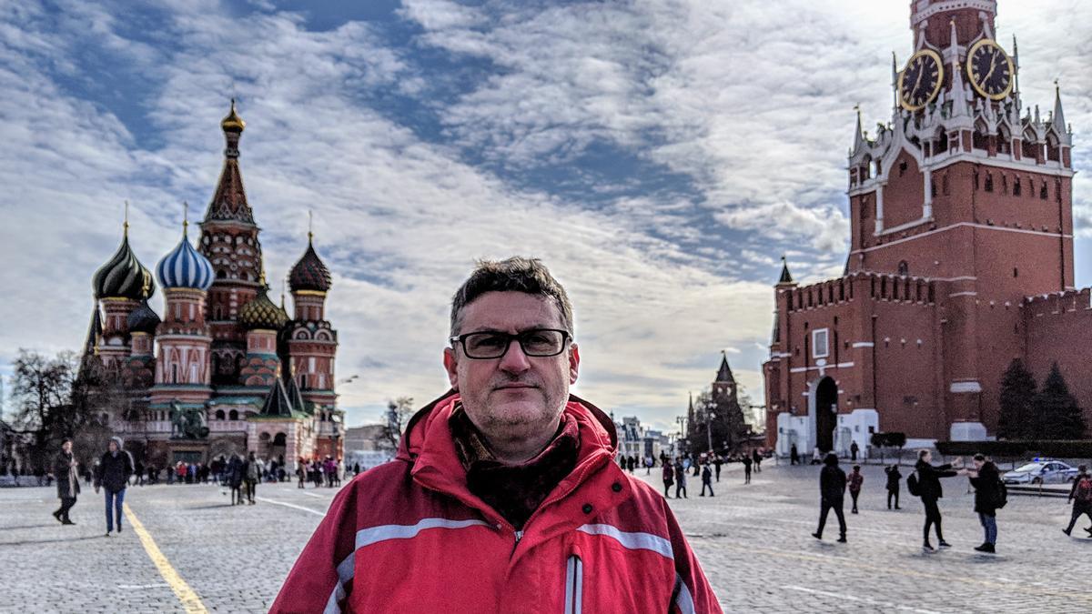 El profesor y escritor Mark Galeotti en la Plaza Roja de Moscú