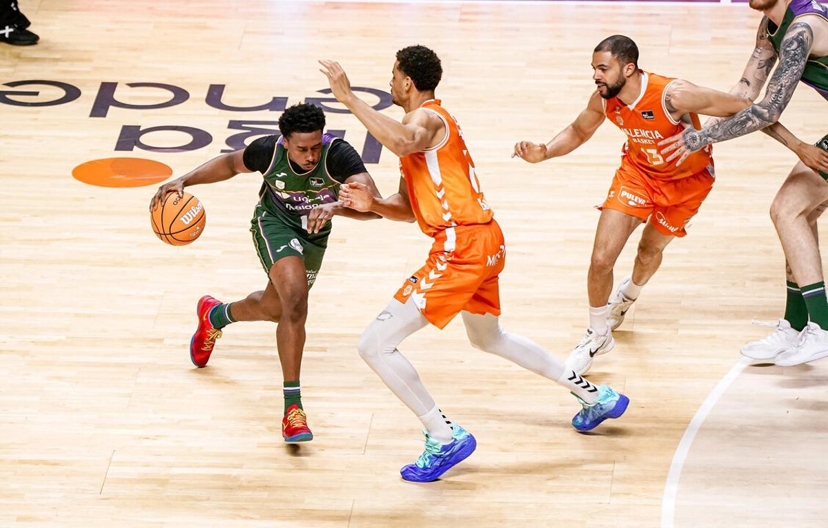 Neal Sako y Darius Thompson, en una acción defensiva en el Martín Carpena.