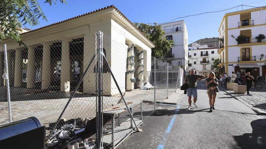 El aspecto del Mercat Vell de Eivissa y el vallado de la rehabilitación, este domingo por la mañana.