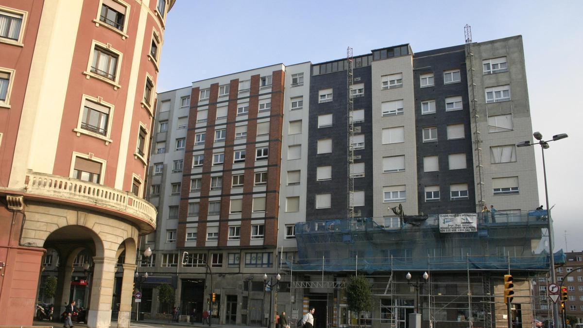 Obras en una fachada de Marqués de San Esteban.