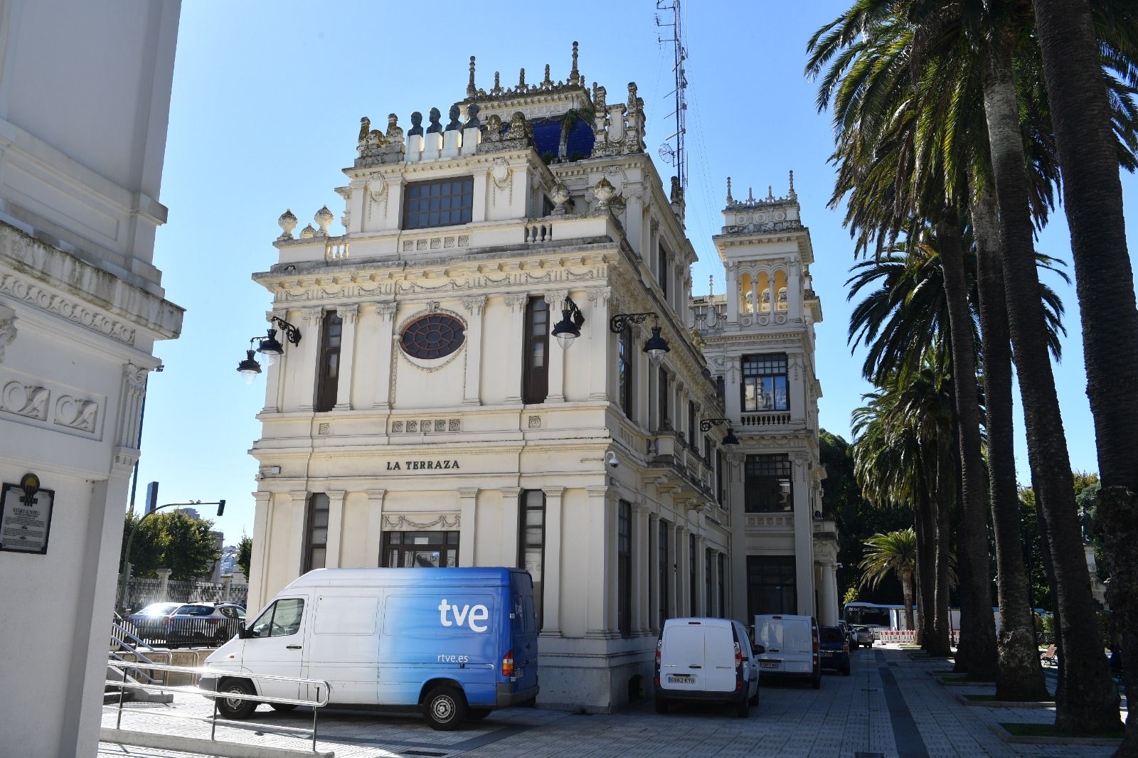Vehiculos de Televisión Española, junto al edificio La Terraza este viernes.