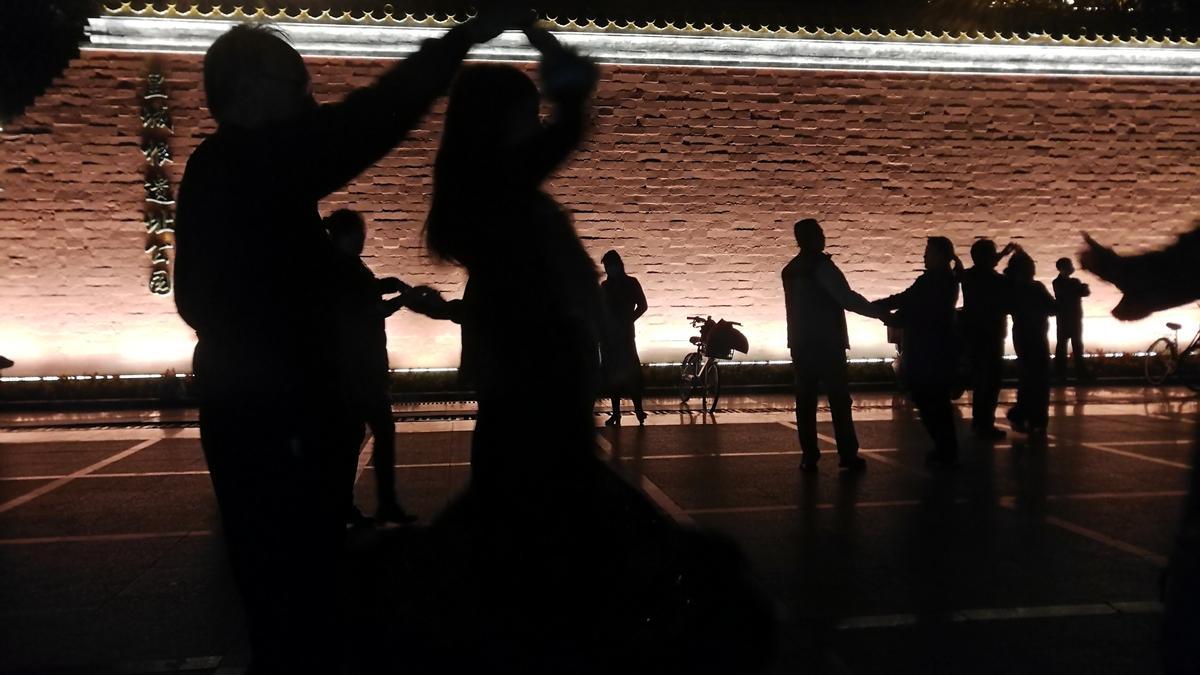 Unas mujeres bailan en una calle de Pekín.