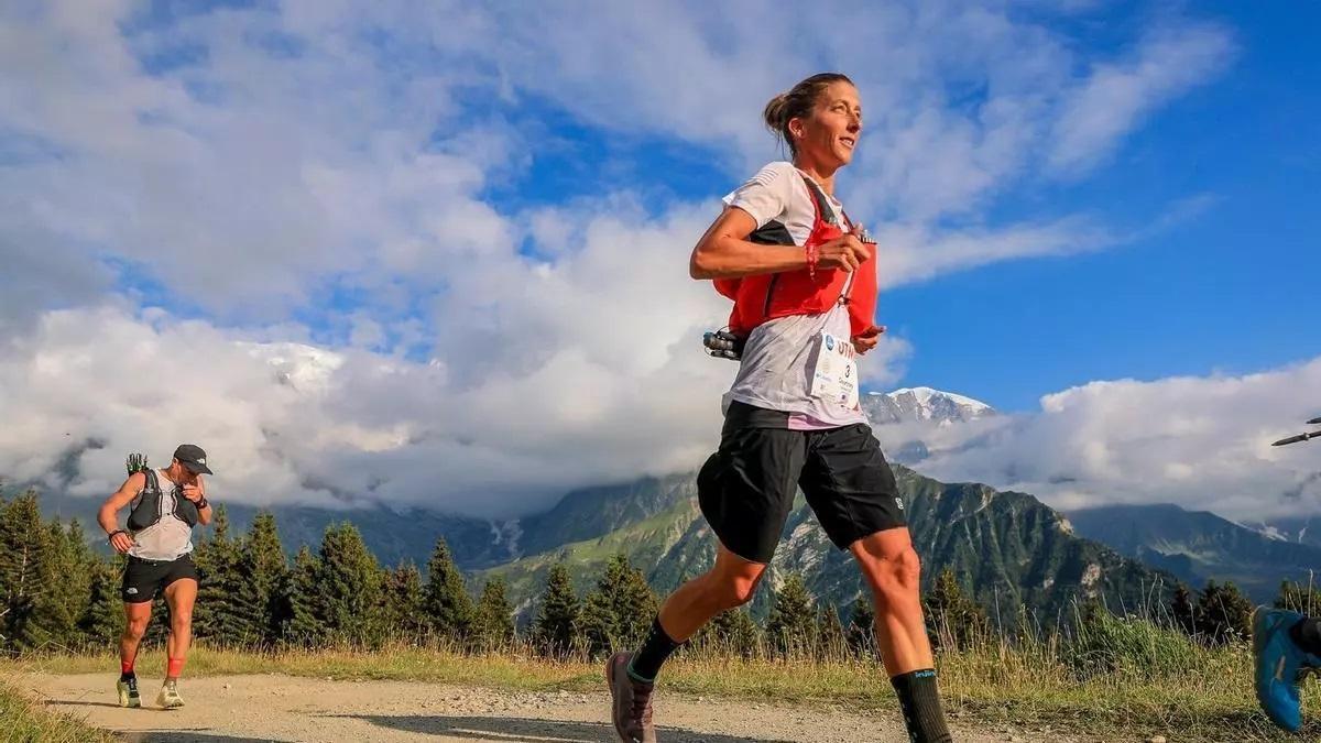 Courtney Dauwalter en una carrera.