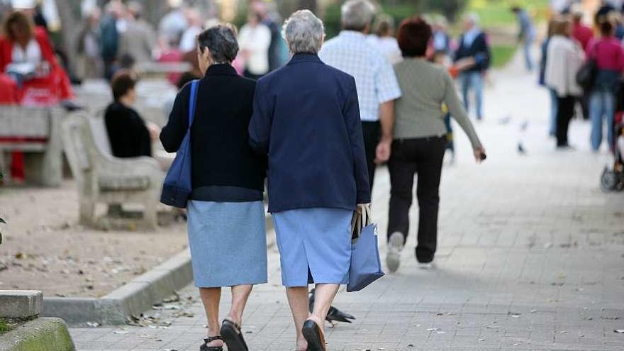 Dos mujeres mayores paseando por las calles de Vigo. // J.A.