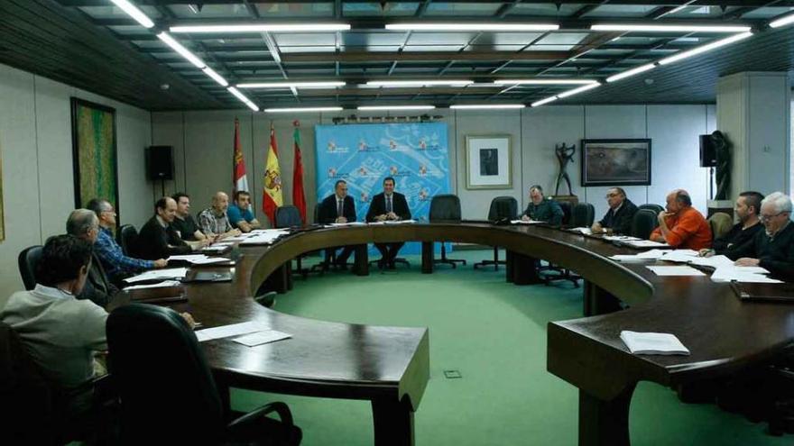 Reunión de ayer del Consejo Territorial de Pesca, presidida por el delegado de la Junta.