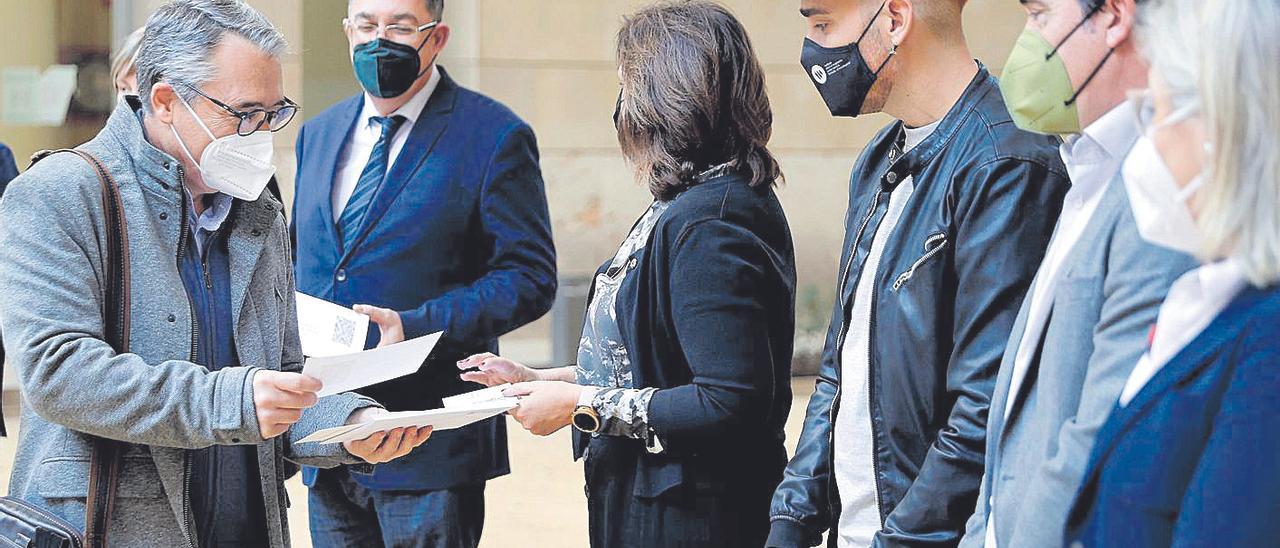 El Síndic, Vicent Cucarella, ayer en las Corts con Morera, Martínez, Ferri, Ibáñez y Peris.