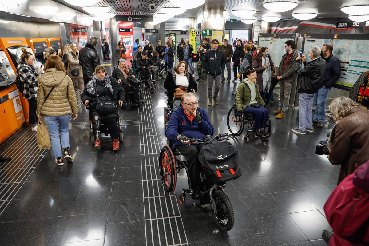 Personas con movilidad reducida piden mejoras en trenes, buses y estaciones para evitar accidentes y obstáculos en el acceso al transporte público