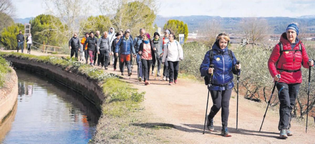 Un grup de gent segueix la ruta de la Transéquia, l’any passat.