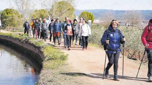 Un grup de gent segueix la ruta de la Transéquia, l’any passat.