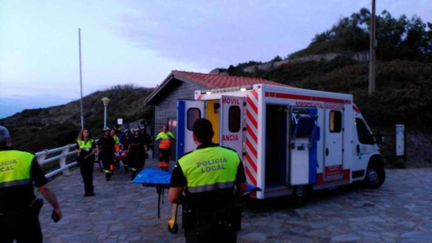 Policías y sanitarios durante el traslado de la accidentada hasta la ambulancia.