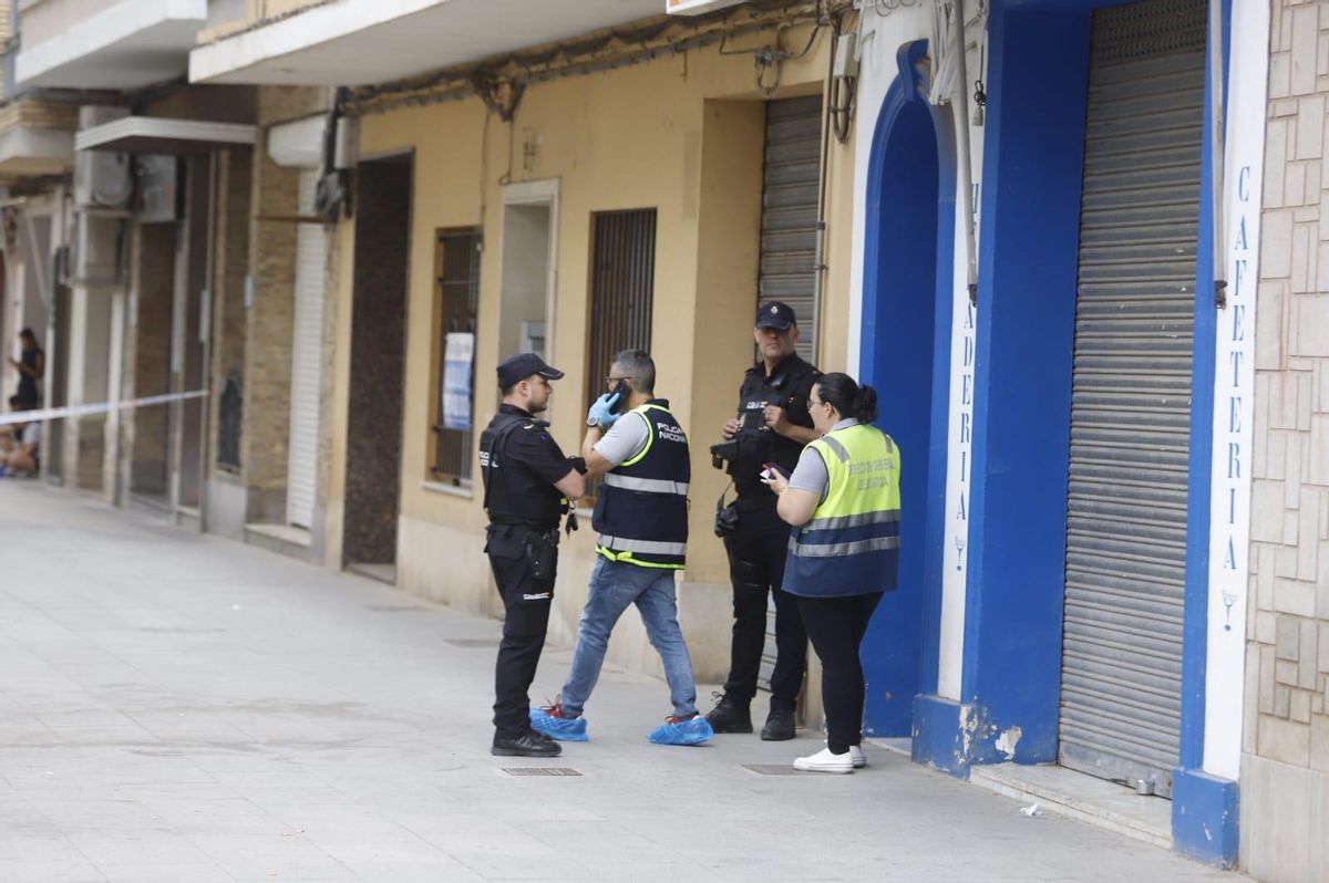 La Policía Nacional en el lugar del doble crimen de Algemesí