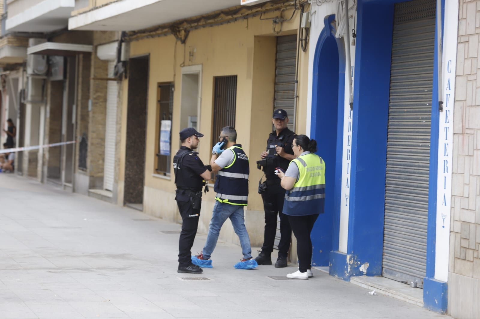 La Policía Nacional en el lugar del doble crimen de Algemesí