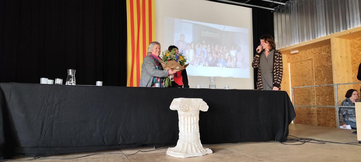 L'arqueòloga Enriqueta Pons rebent un ram de flors i amb l'alcaldessa de Pontós, Bàrbara.