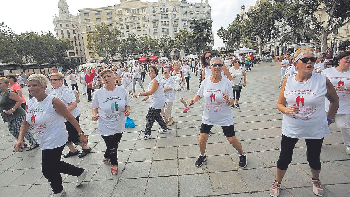 Una actividad física colectiva en la explanada de la Plaza del Ayuntamiento de València.