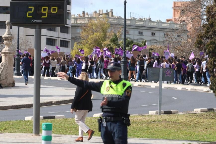 Las estudiantes toman las calles de València en el 8M