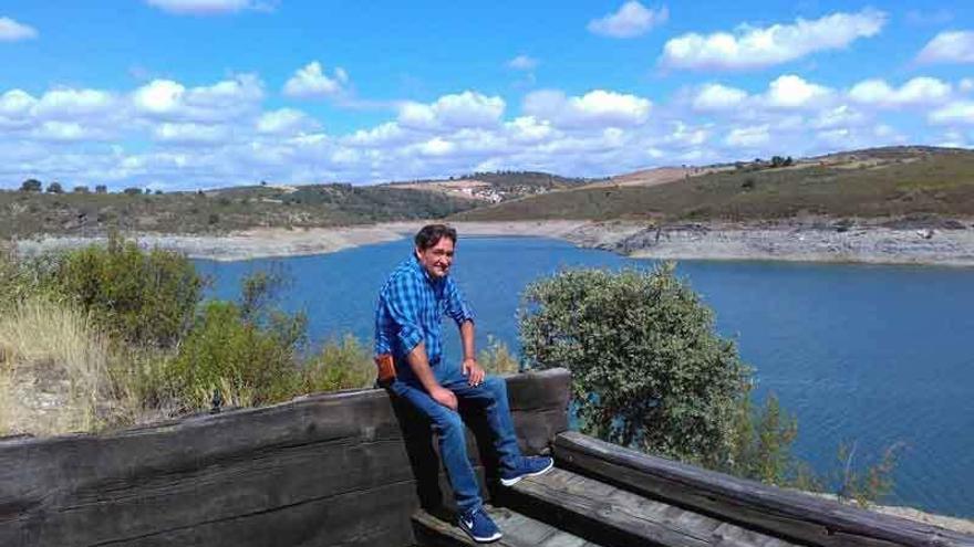 El alcalde de Villaflor, Tomás Díez, en el mirador de la barca cuyo entorno será rehabilitado.