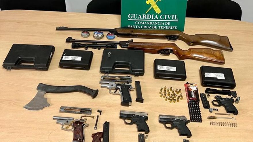 Arrested for threatening a neighbor with a firearm because his dog barked in the Canary Islands