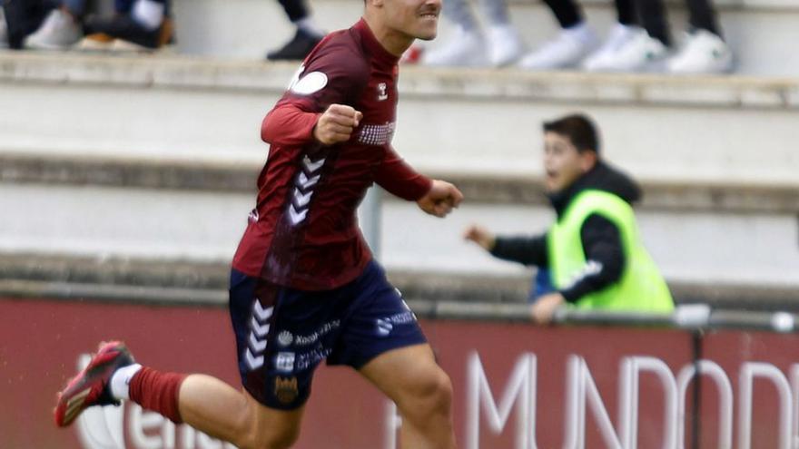 Miguel Román celebra el tanto anotado al Linares Deportivo. |  // G.S.