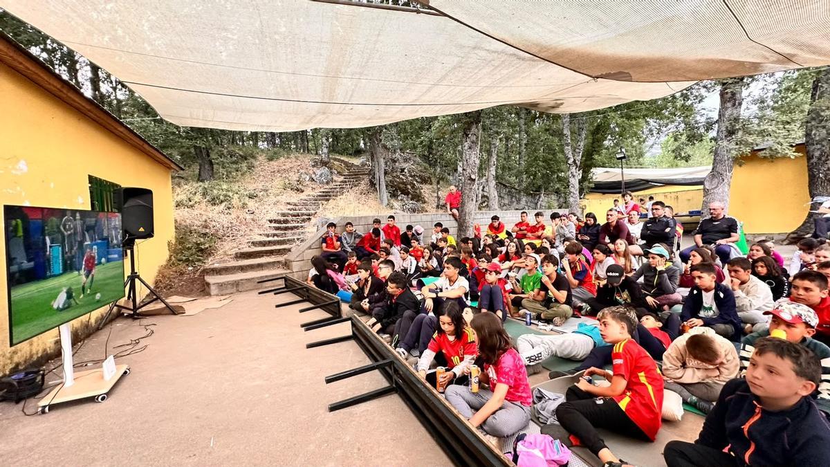 Particpantes del campamento disfrutando de uno de los partidos de la selección