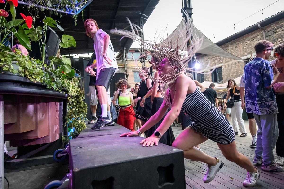 Jóvenes bailan en una fiesta rave celebrada en el centro de Kiev, Ucrania.