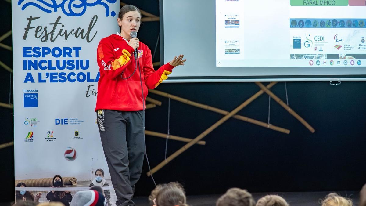 Adriana Rissi durante la visita a los alumnos del CEIP Can Coix