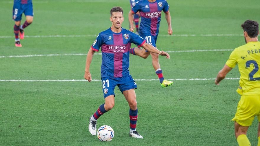 Juan Carlos controla un balón en un partido de la temporada pasada