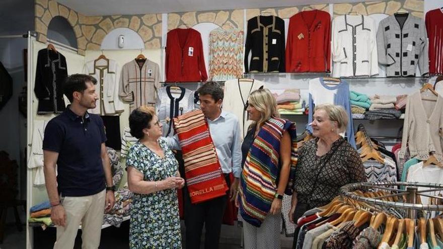 El presidente del PPCV, Carlos Mazón, y la lideresa del PPCS, Marta Barrachina, con unas típicas mantas morellanas.