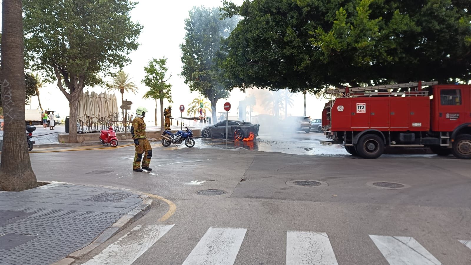 Alarma por el incendio de un coche eléctrico en la primera línea de s'Arenal de Llucmajor