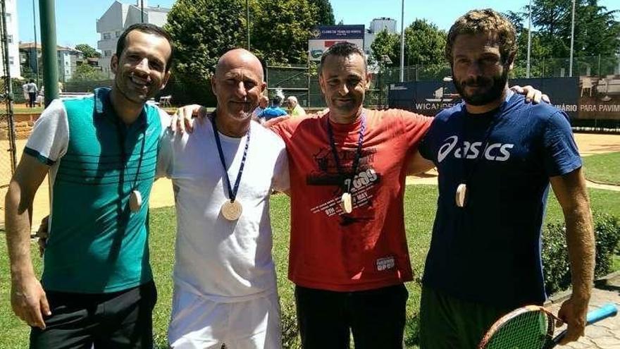 Martínez (segundo por la izquierda) posa con la medalla ganada.