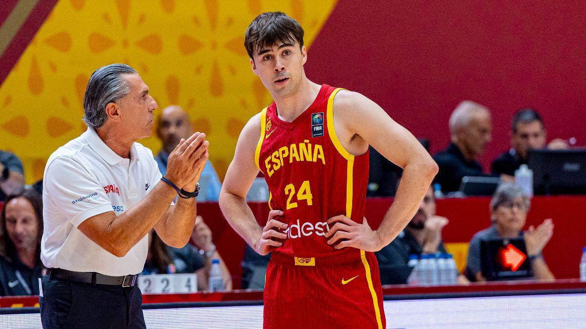 Juan Núñez recibe instrucciones de Sergio Scariolo